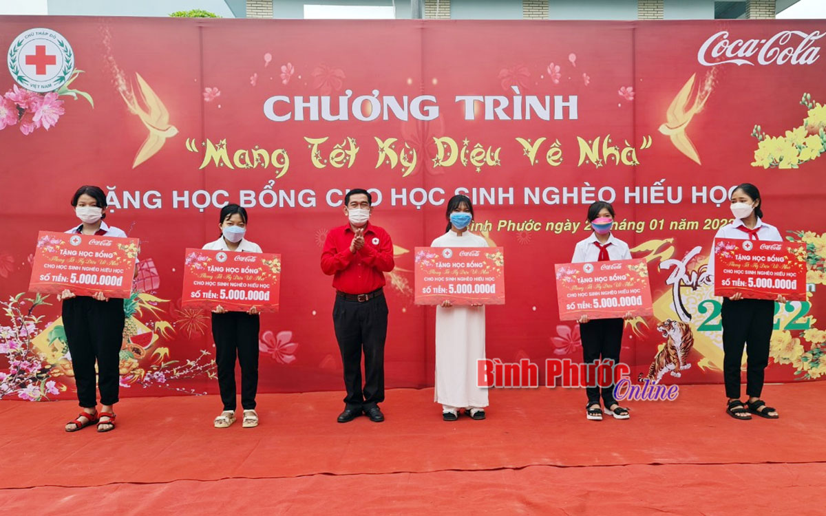 Hội chữ thập đỏ tỉnh trao 50 suất học bổng cho học sinh hiếu học