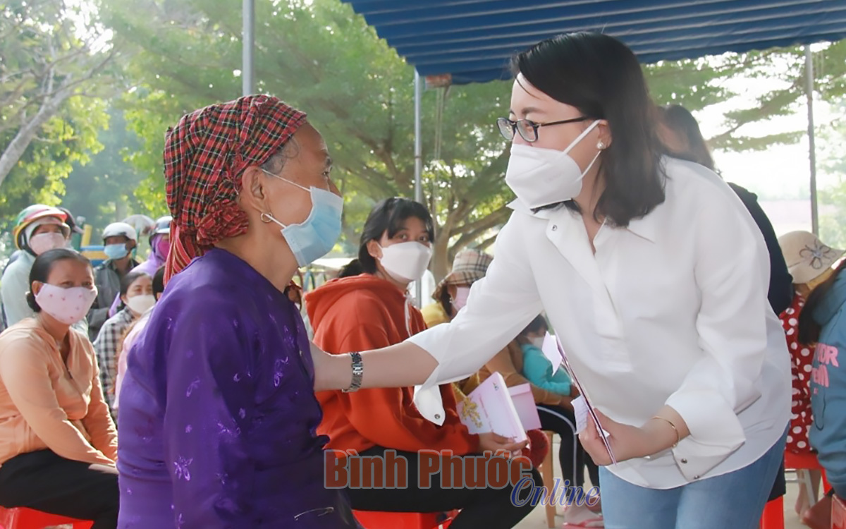 Mang thêm “hơi ấm” đến với bà con khó khăn