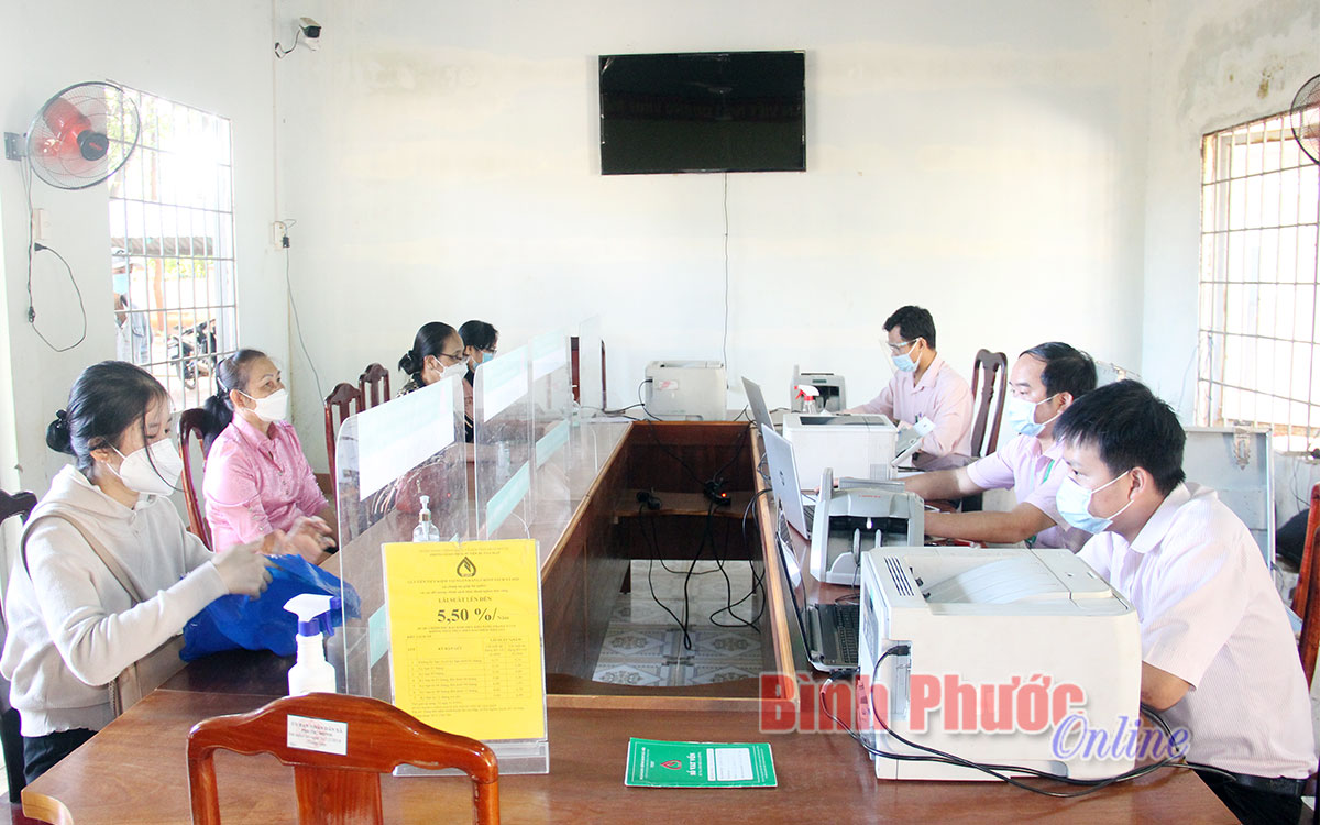 Cán bộ Ngân hàng Chính sách xã hội huyện Bù Gia Mập giao dịch tại xã Phước Minh