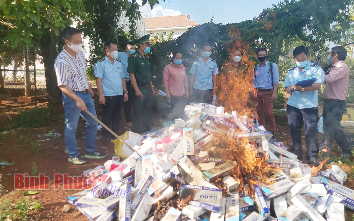 Hải quan Bình Phước tiêu hủy 14.400 bao thuốc lá nhập lậu