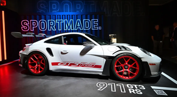 Porsche dang dam phan de tich hop phan mem Google tren xe cua hang hinh anh 1