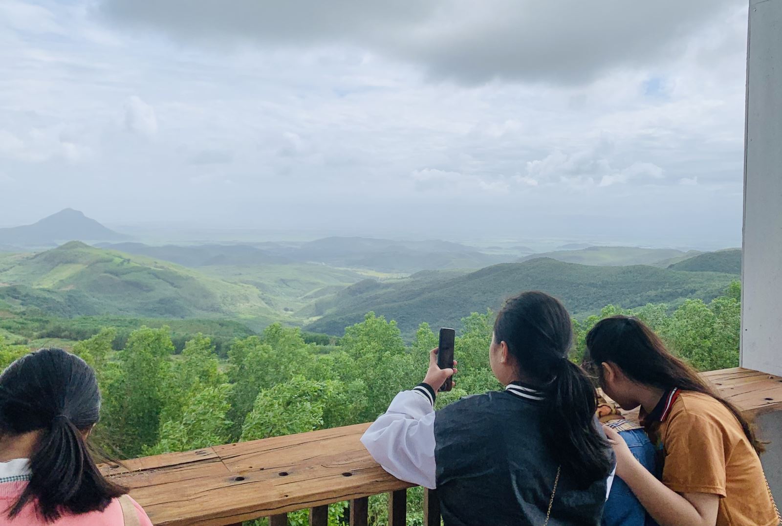 Ch&uacute; th&iacute;ch ảnh