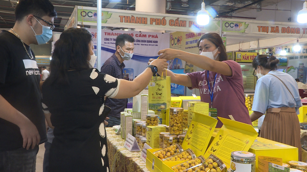 Sản phẩm Trà hoa vàng Ba Chẽ đạt 5 sao bày bán tại Hội chợ OCOP Quảng Ninh hè 2022.