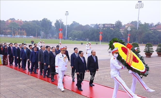 Đại biểu Quốc hội vào Lăng viếng Chủ tịch Hồ Chí Minh