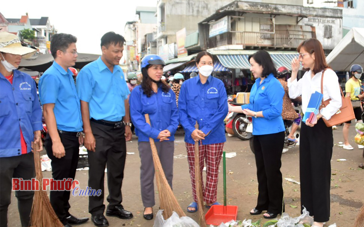 45 phần quà tặng công nhân vệ sinh, quản lý chợ ngày 30 tết