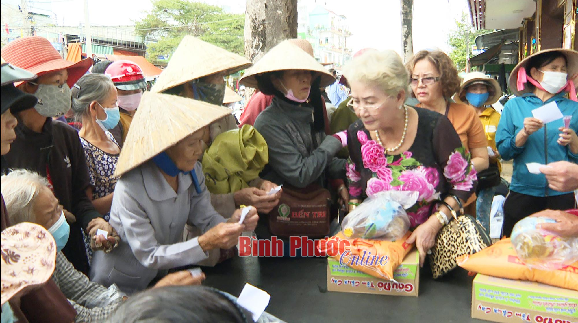 100 phần quà tết tặng người khuyết tật khu vực chợ Đồng Xoài