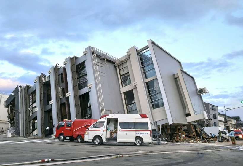 Tòa nhà bị phá hủy sau trận động đất tại Wajima, tỉnh Ishikawa, Nhật Bản, ngày 2/1/2024. (Ảnh: Kyodo/TTXVN)