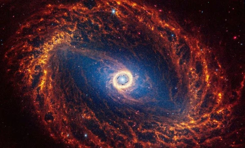 Thiên hà xoắn ốc NGC 1512, nằm cách Trái Đất 30 triệu năm ánh sáng, được nhìn thấy trong một hình ảnh từ Kính viễn vọng Không gian James Webb. (Ảnh: NASA)