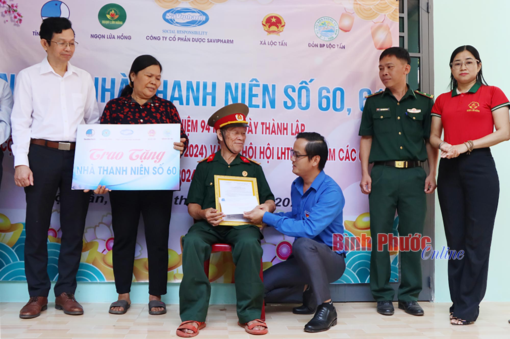 Trao tặng 2 căn nhà thanh niên trị giá hơn 237 triệu đồng