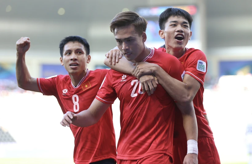 Tuyển Việt Nam thi đấu quả cảm trong ngày chia tay Asian Cup 2023. (Ảnh: Hoàng Linh/TTXVN)