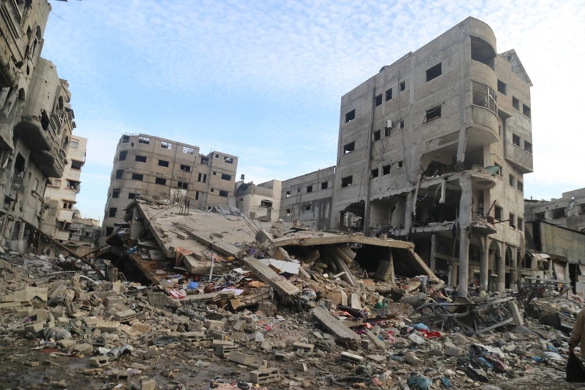 Các tòa nhà bị phá hủy sau cuộc không kích của Israel xuống Dải Gaza ngày 15/1/2024. (Ảnh: THX/TTXVN)