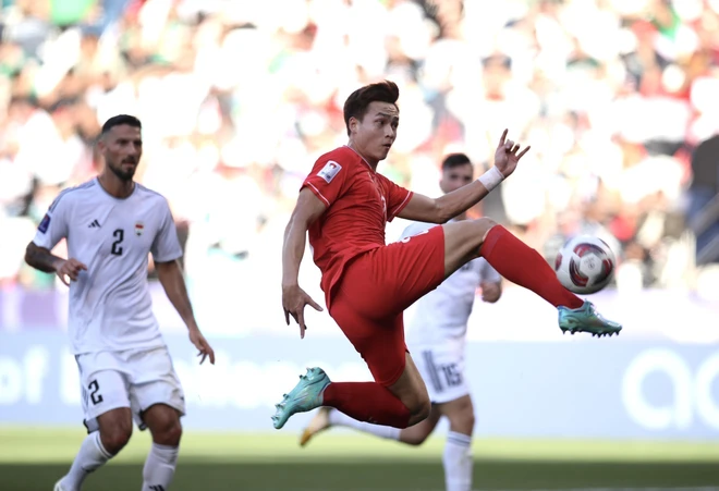 Việt Anh ghi bàn mở tỷ số cho Đội tuyển Việt Nam. (Ảnh: Hoàng Linh/TTXVN) ttxvm_tuyen_viet_nam_chia_tay_asian_cup_2023_2.jpg