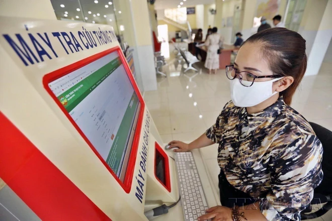 Hệ thống Cơ sở Dữ liệu Quốc gia về Dân cư đã hoàn thành và đưa vào hoạt động từ ngày 1/7/2021, là nền tảng quan trọng trong phát triển Chính phủ Điện tử, Chính phủ Số, Xã hội Số. (Ảnh: Minh Quyết/TTXVN) ttxvn-02012024dichvucong2-9323.jpg