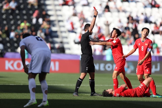 Khuất Văn Khang nhận thẻ đỏ khiến Tuyển Việt Nam thi đấu khó khăn. (Ảnh: Hoàng Linh/TTXVN) ttxvm_tuyen_viet_nam_chia_tay_asian_cup_2023_3.jpg
