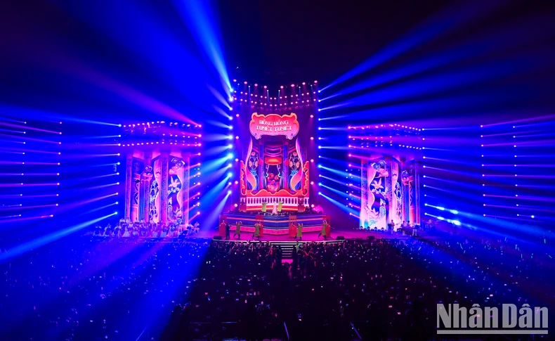 Sân khấu rực rỡ với những hình ảnh từ văn hóa dân gian. 