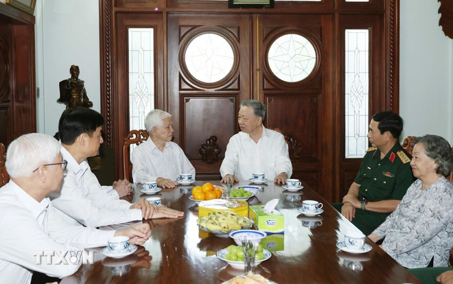 Tổng Bí thư Tô Lâm đến thăm, chúc Tết nguyên Chủ tịch nước Nguyễn Minh Triết. (Ảnh: Thống Nhất/TTXVN) ttxvn-tong-bi-thu-to-lam-den-tham-chuc-tet-nguyen-chu-tich-nuoc-nguyen-minh-triet-0501.jpg