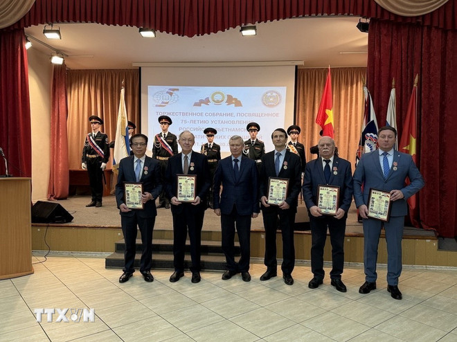 Hội hữu nghị Nga-Việt trao Kỷ niệm chương cho các cá nhân có nhiều đóng góp cho quan hệ song phương. (Ảnh: Quang Vinh/TTXVN) ttxvn-75-nam-quan-he-viet-nam-lb-nga2-resize.jpg