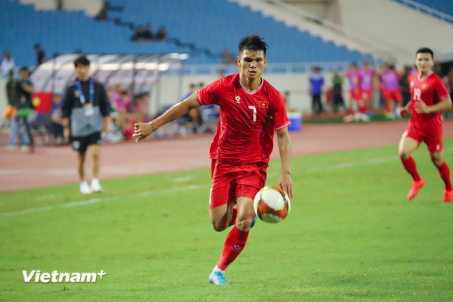 Hậu vệ Xuân Mạnh (số 7) đã sẵn sàng cùng các đồng đội  vnp-xuanmanhhb.jpg