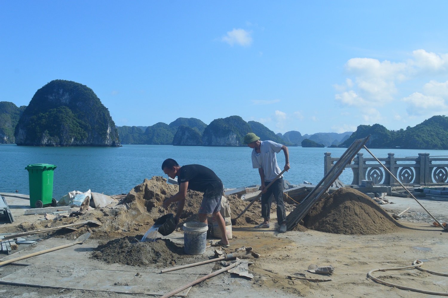 Một số hạng mục như nhà tắm tráng, nhà vệ sinh tại đảo Ti-Tốp đang được chỉnh trang, nâng cấp, sửa chữa để phục vụ khách du lịch vào tháng 5/2020..