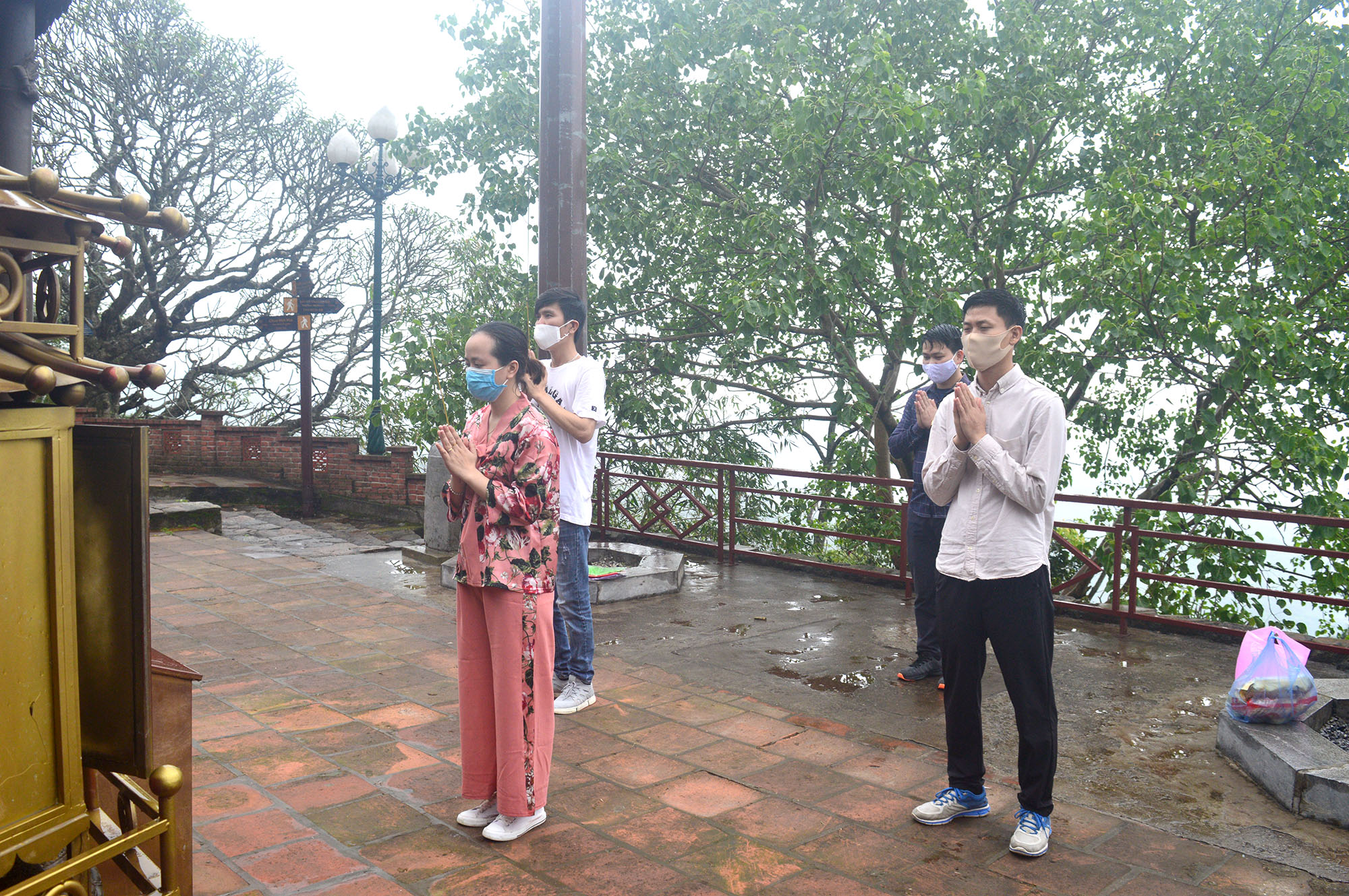 Người dân du xuân tại Khu di tích danh thắng Yên Tử nhưng vẫn đảm bảo yêu cầu chống dịch. 