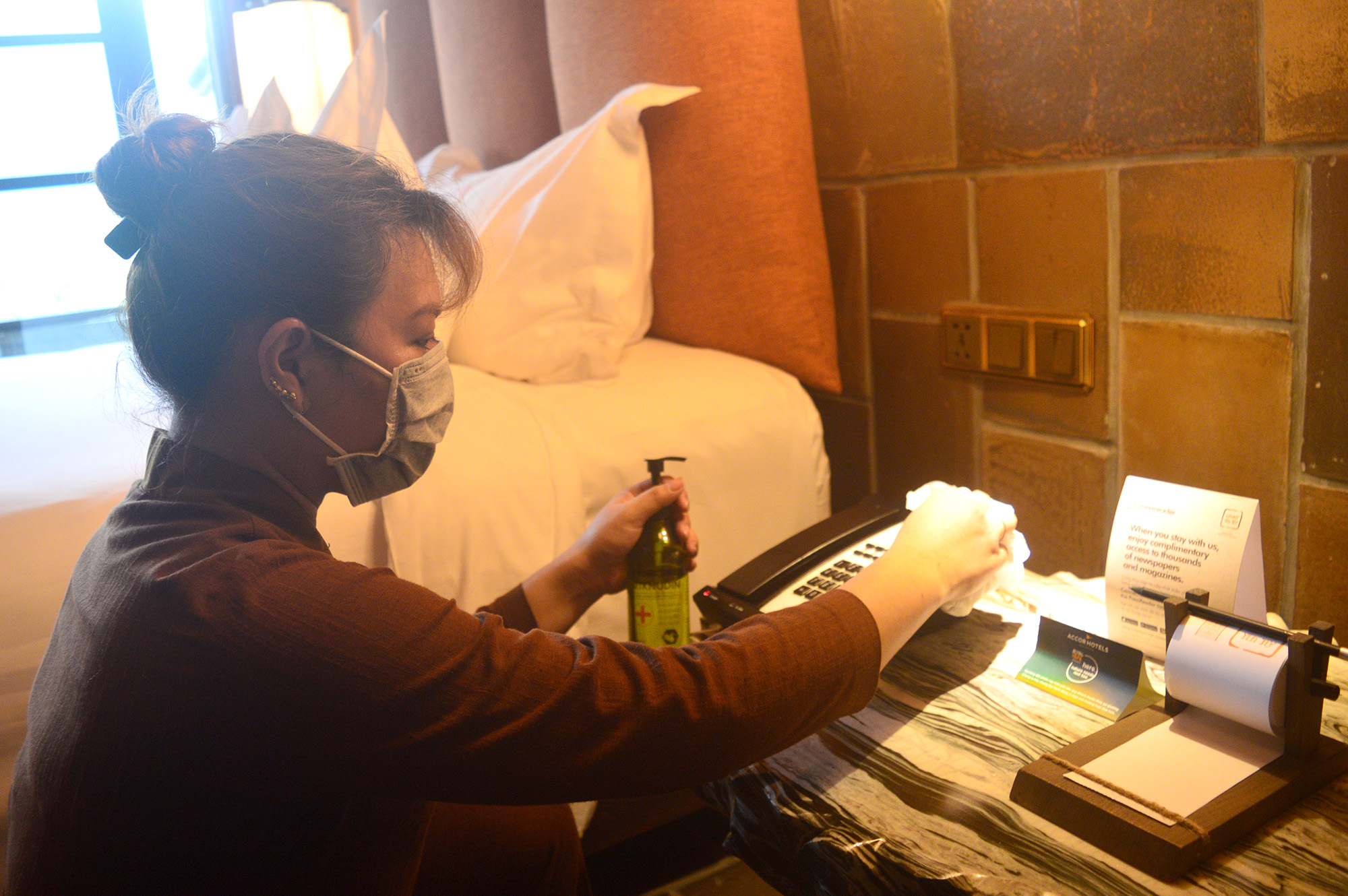 Nhân viên Khu nghỉ dưỡng Legacy Yên Tử vệ sinh phòng. 