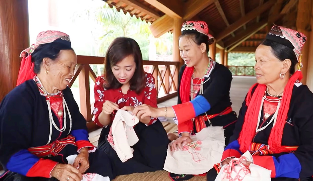 Du khách trải nghiệm kỹ thutaaj thêu của người đồng bào dân tộc Dao xã Bằng Cả, TP Hạ Long. 