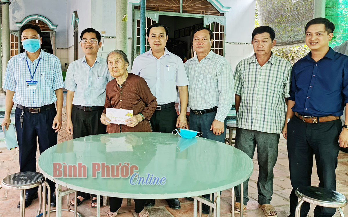 Lãnh đạo tỉnh thăm, tặng quà tại Chơn Thành