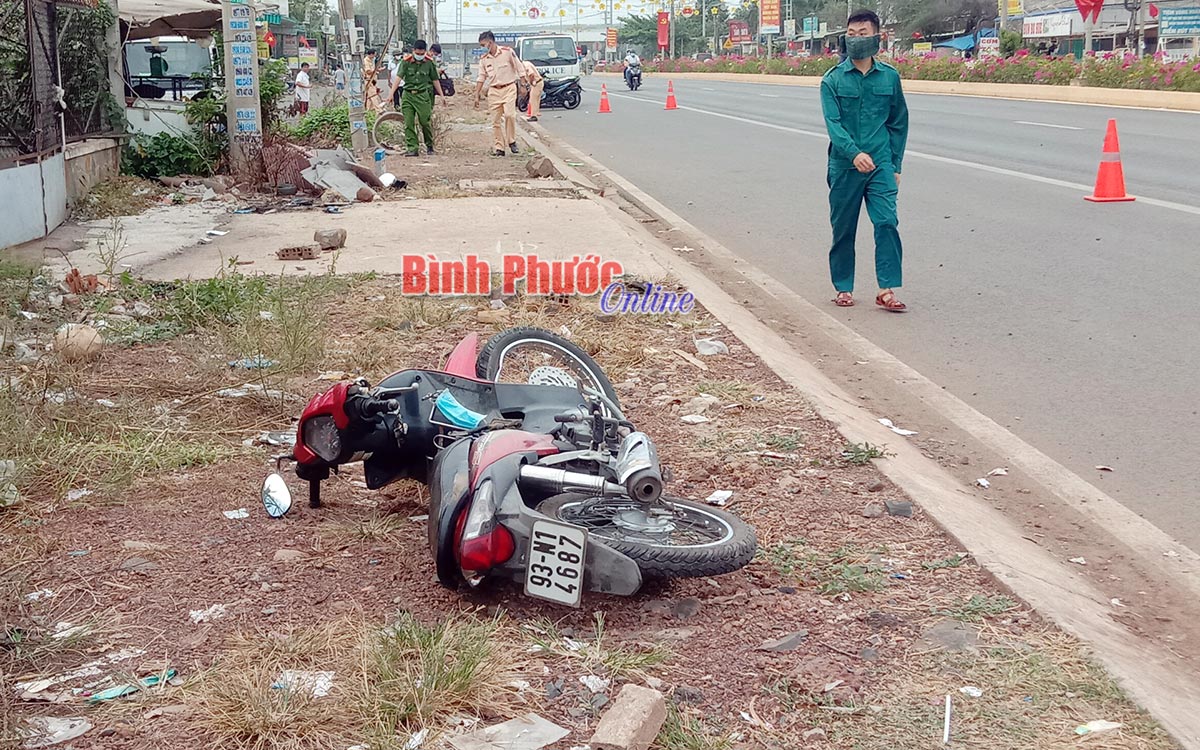 Tử vong do chạy xe tông vào lề đường