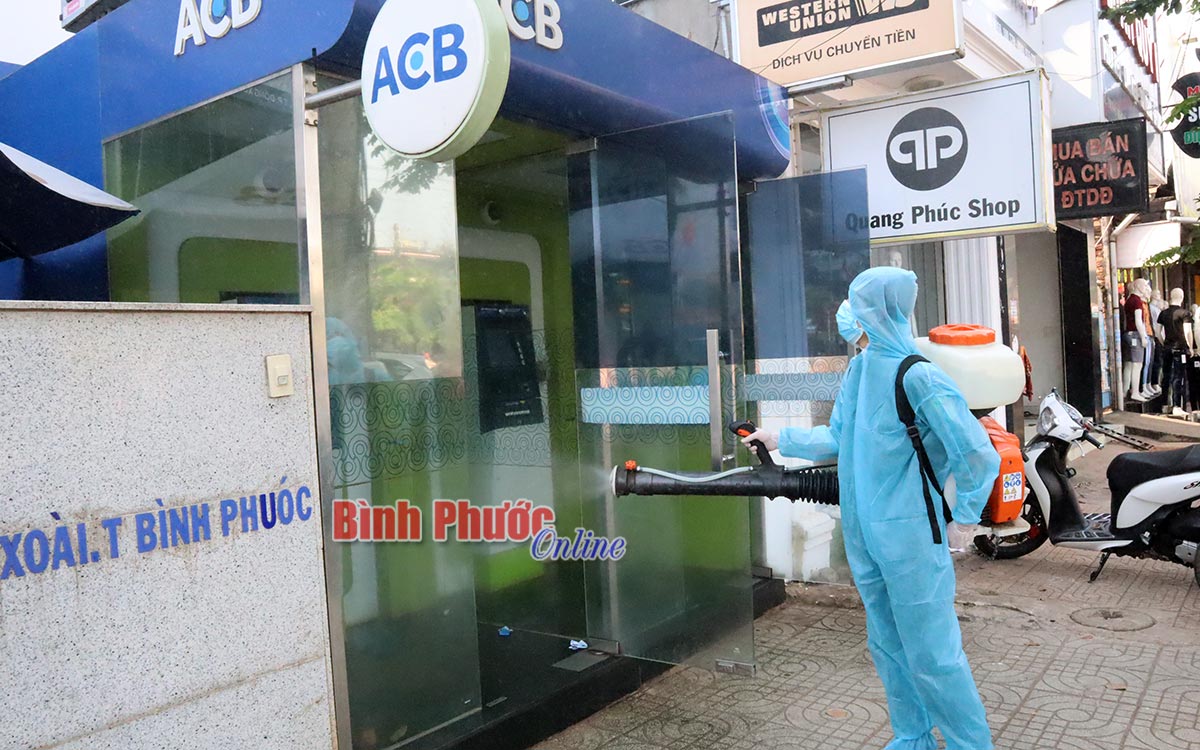 Đồng Xoài phun khử khuẩn các trụ ATM trên địa bàn thành phố