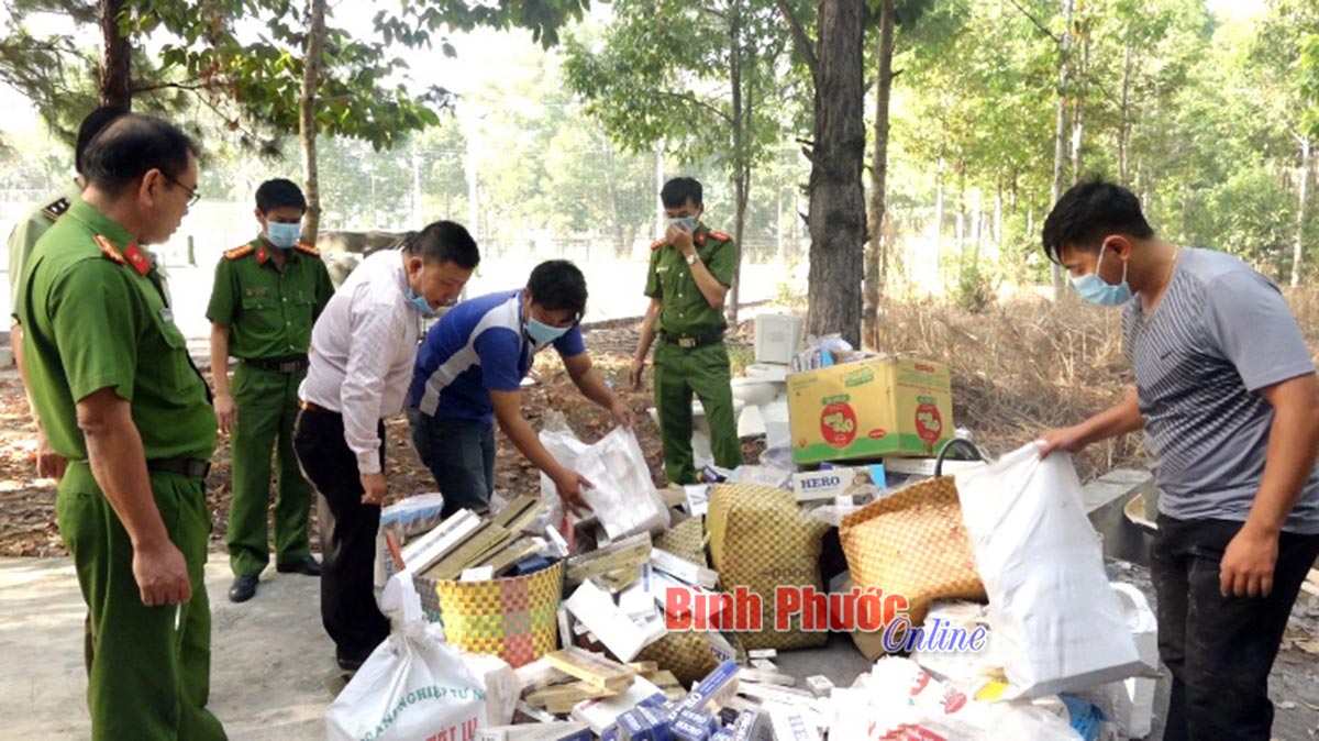 Chơn Thành: Tiêu hủy 12.531 bao thuốc lá nhập lậu