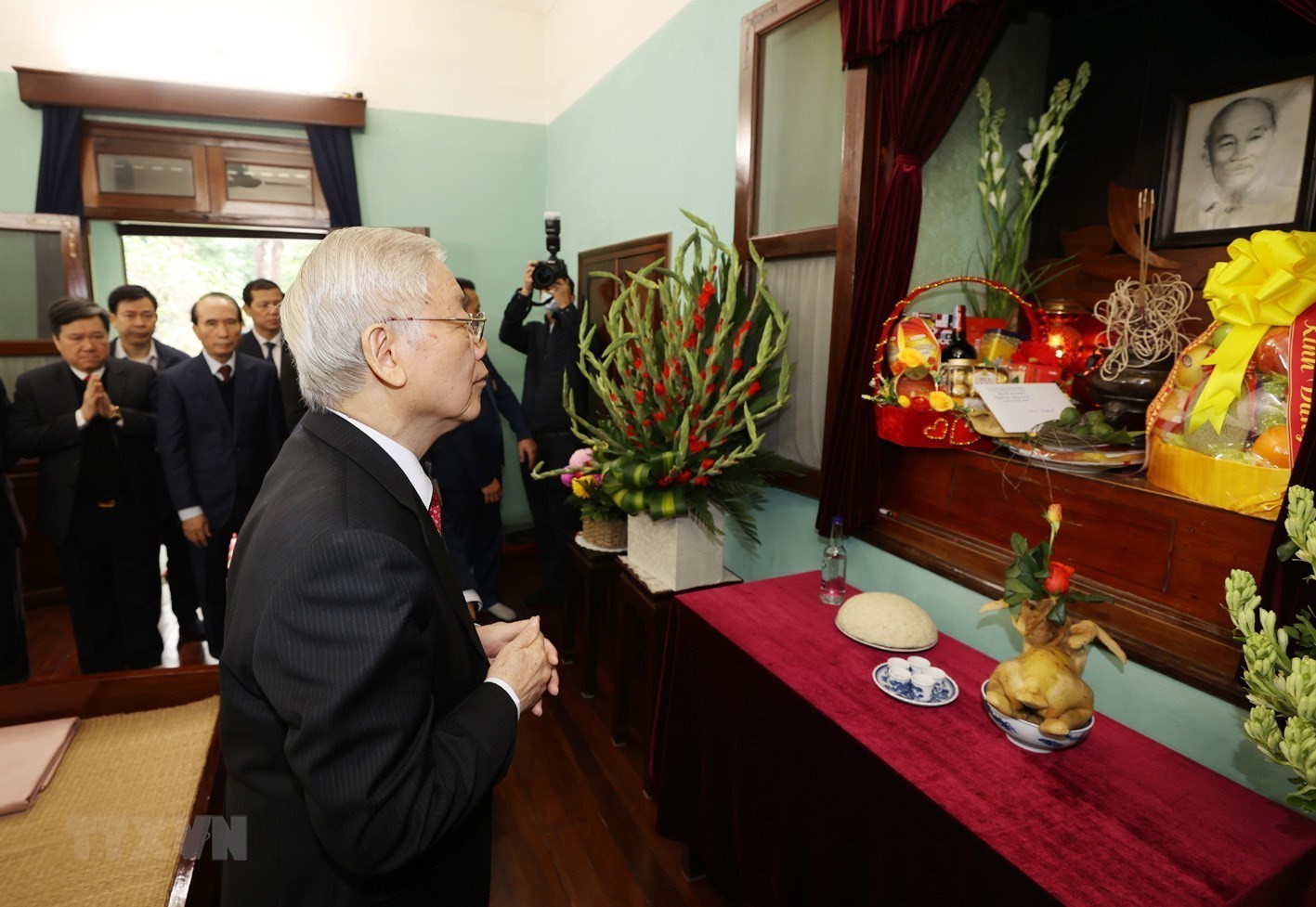 Tổng Bí thư, Chủ tịch nước dâng hương tưởng niệm Chủ tịch Hồ Chí Minh