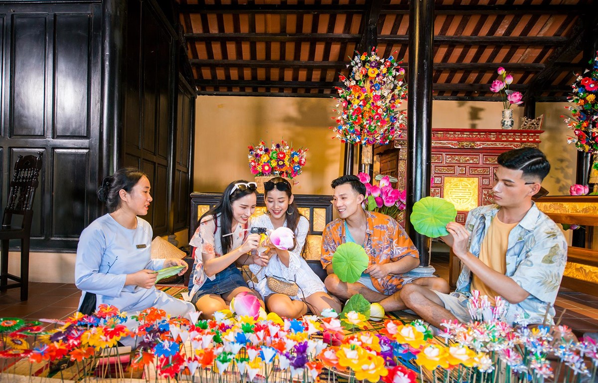 Giới trẻ thích thú trải nghiệm làng nghề ở Quảng Nam. (Ảnh: CTV/Vietnam+)