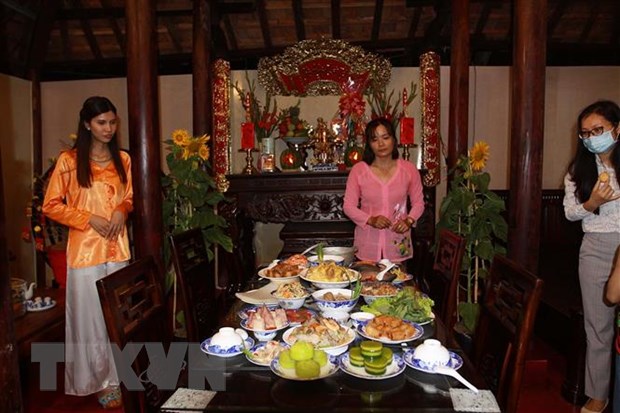 Làm thế nào để trải nghiệm hết hương vị độc đáo của ẩm thực Tết 3 miền Việt Nam? Hãy cùng chiêm ngưỡng những bữa ăn đậm chất dân dã, phong phú và tinh tế trong mỗi món ăn. Hình ảnh sẽ khiến bạn muốn đến ngay để thưởng thức những món ăn đặc biệt này.