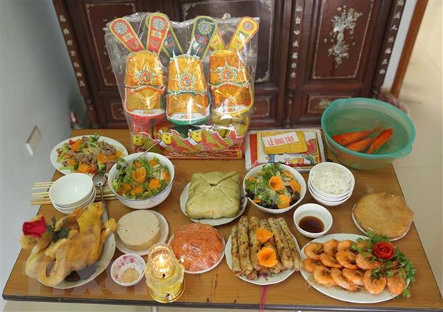 Ẩm thực Tết 3 miền đem lại cho bạn những trải nghiệm tuyệt vời về văn hóa, con người và ẩm thực của Việt Nam. Hãy thưởng thức những món ăn đặc sắc như bánh chưng, dưa hành, nem, và những món ăn truyền thống khác của các vùng miền.