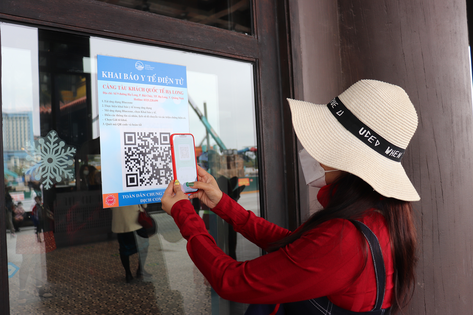 Du kh&aacute;ch qu&eacute;t m&atilde; QR khai b&aacute;o y tế tại Cảng t&agrave;u kh&aacute;ch quốc tế Hạ Long. 