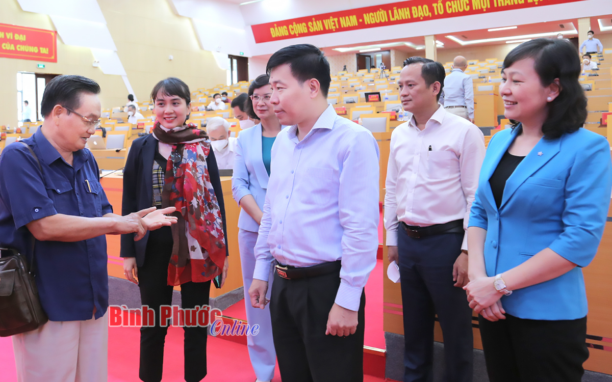 Các đồng chí lãnh đạo tỉnh Bình Phước trao đổi với Tiến sĩ Trần Du Lịch, thành viên Tổ tư vấn kinh tế của Thủ tướng Chính phủ bên lề hội nghị lấy ý kiến góp ý quy hoạch tỉnh Bình Phước thời kỳ 2021-2030, tầm nhìn đến năm 2050 - Ảnh: Trương Hiện