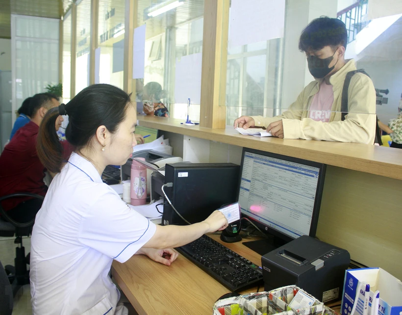 Khám chữa bệnh bảo hiểm y tế bằng căn cước công dân gắn chip tại Trung tâm Y tế huyện Gia Viễn, tỉnh Ninh Bình. (Ảnh: Thùy Dung/TTXVN)