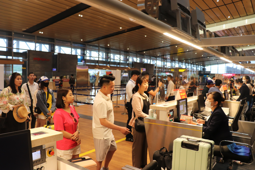 Hành khách đi Cần Thơ làm thủ tục tại Cảng hàng không quốc tế Vân Đồn. 