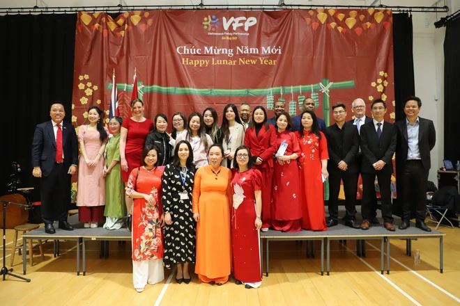 Đại diện chính quyền Lewisham và Deptford, Đại sứ quán Việt Nam tại Vương quốc Anh và các hội, đoàn người Việt tham dự lễ hội Tết Giáp Thìn 2024. (Ảnh: Phong Hà/TTXVN) ttxvn_tet.jpg