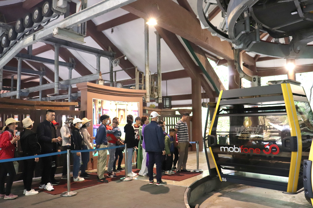 Dịp Tết Nguyên đán 2023, rất đông du khách mua vé cáp treo để lên đỉnh Yên Tử. 