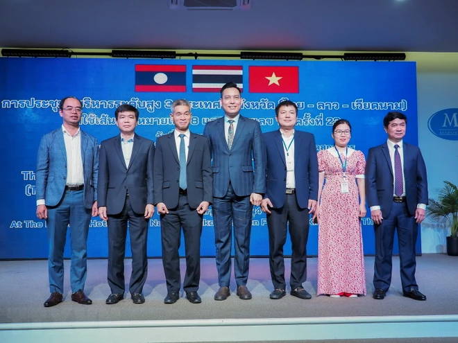 Tổng Lãnh sự Chu Đức Dũng (thứ 3, từ trái sang) chụp ảnh lưu niệm cùng các đại biểu dự Hội nghị. (Ảnh: TTXVN phát) ttxvn_vietnam lao thai lan 2.jpg