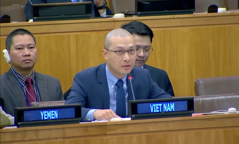 Tham tán Công sứ Nguyễn Hoàng Nguyên phát biểu tại cuộc họp. (Ảnh: Quang Huy/TTXVN)