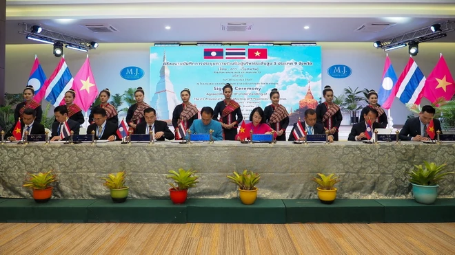 Đại diện 9 tỉnh dự hội nghị ký biên bản ghi nhớ. (Ảnh: TTXVN phát) ttxvn_vietnam lao thai lan 3.jpg