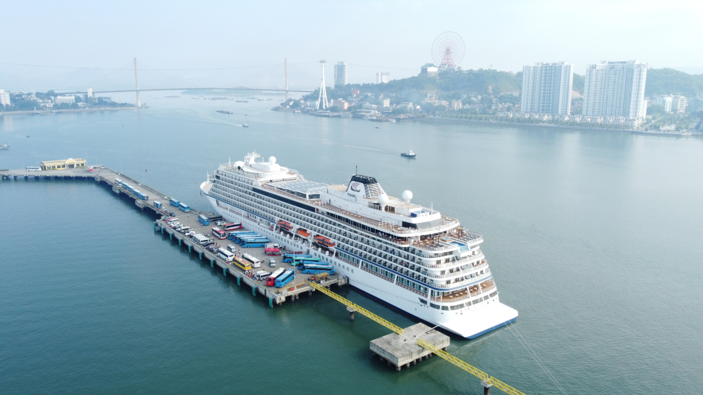 Tàu biển quốc tế đưa khách đến Hạ Long. 