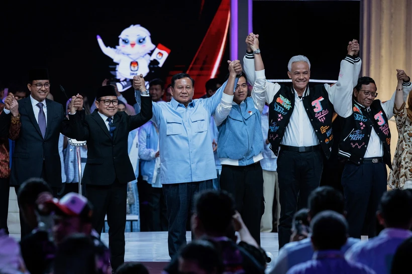 Các cặp ứng cử viên tranh cử Tổng thống và Phó Tổng thống Indonesia: Cựu Thống đốc Jakarta Anies Baswedan (trái) và Muhaimin Iskandar (thứ 2, trái); Bộ trưởng Quốc phòng Prabowo Subianto (thứ 3, trái) và Gibran Rakabuming Raka (thứ 3, phải); cựu Thống đốc Trung Java Ganjar Pranowo (thứ 2, phải). (Ảnh: AFP/TTXVN)