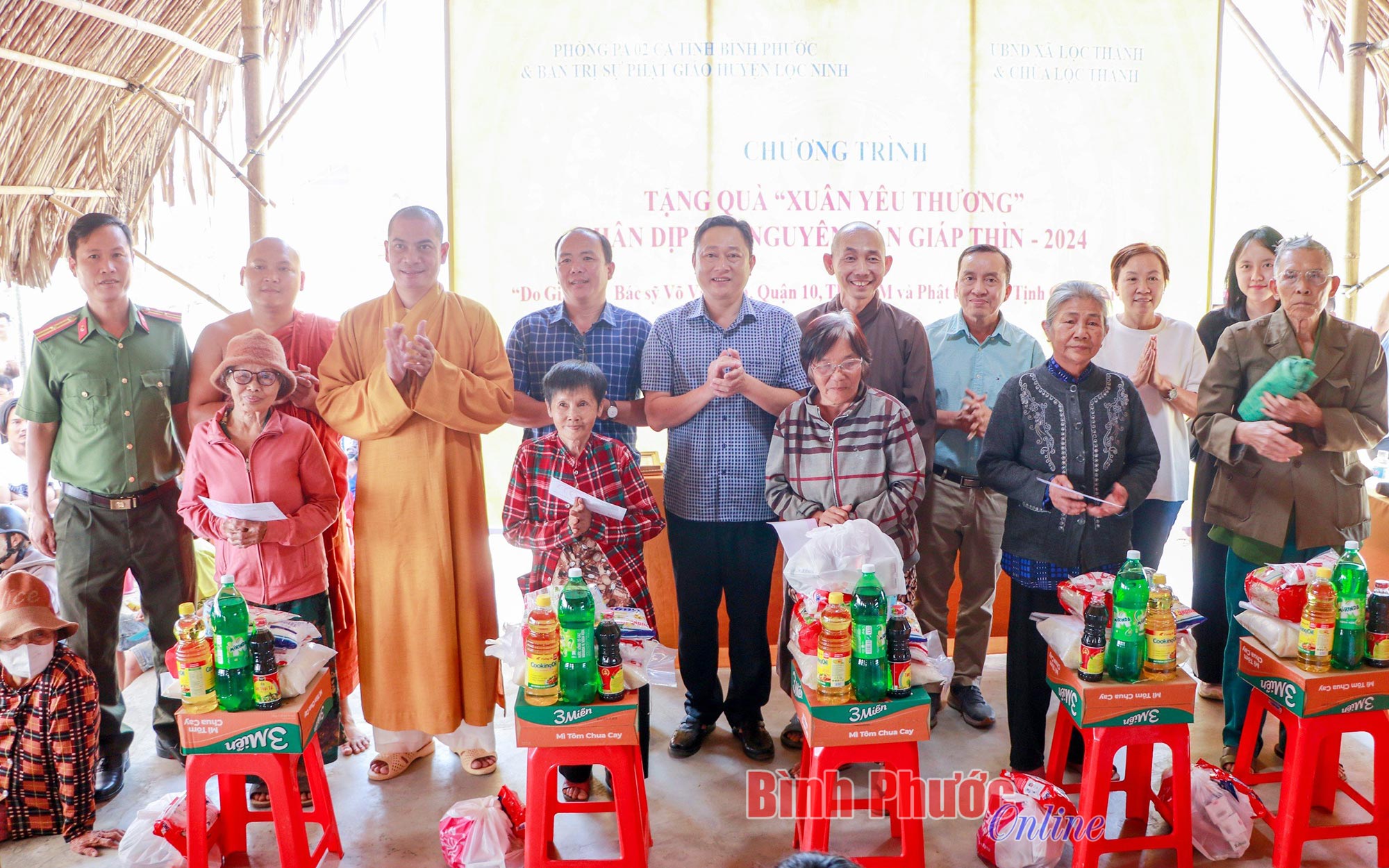 Mang tết đến đồng bào khó khăn