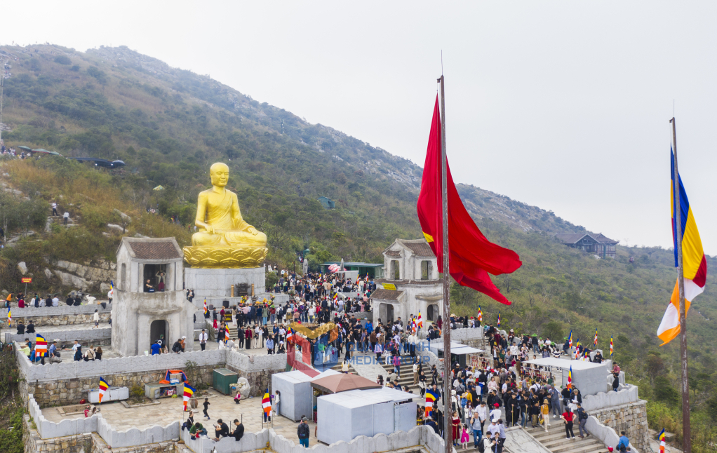 19Bảo tượng Phật hoàng Trân Nhân Tông uy nghi giữa rừng Yên Tử