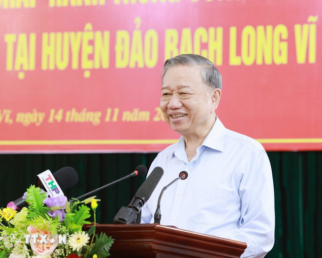 Tổng Bí thư Tô Lâm phát biểu tại buổi làm việc với lãnh đạo chủ chốt và các đơn vị đóng quân trên huyện đảo Bạch Long Vĩ. (Ảnh: Thống Nhất/TTXVN) ttxvn-bach-long-vi-to-lam.jpg