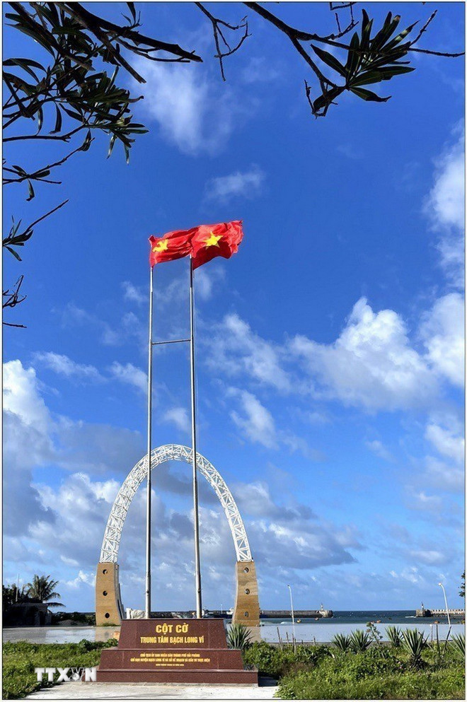 Cờ Tổ quốc tung bay trong gió trở thành biểu tượng ttxvn-bach-long-vi-3.jpg