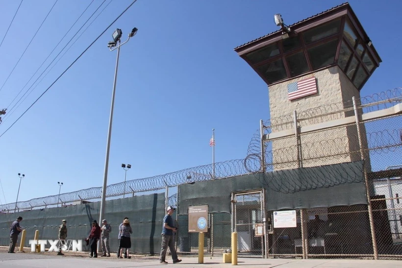 Hàng rào bên ngoài nhà tù Guantanamo, nằm trong căn cứ Hải quân Mỹ ở Vịnh Guantanamo. (Ảnh: AFP/TTXVN)